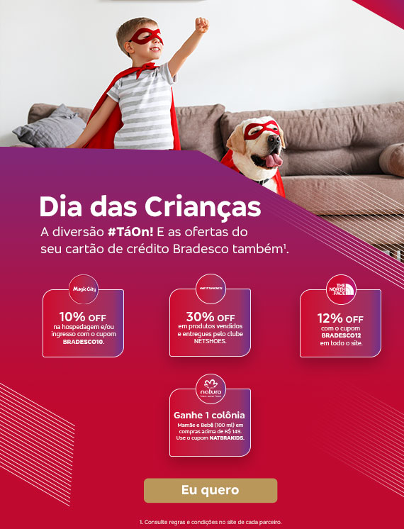 #BradescoAcessivel #ParaTodoMundoVer: Texto: Dia das Crianças. A diversão #Tá On! E as ofertas do seu cartão de crédito Bradesco também¹. Magic City: 10% OFF na hospedagem e/ou ingresso com o cupom BRADESCO10. NETSHOES: 30% OFF em produtos vendidos e entregues pelo clube NETSHOES. THE NORTH FACE: 12% OFF com o cupom BRADESCO12 em todo o site. Natura: Ganhe 1 colônia Mamãe e Bebê (100 ml) em compras acima de R$ 149. Use o cupom NATBRAKIDS. Botão: Eu quero. Texto legal: 1. Consulte regras e condições no site de cada parceiro. Descrição da imagem: Na parte esquerda da imagem, há a foto de um menino usando capa e máscara de super-herói, com o braço estendido como se estivesse voando. Ao lado dele, um cachorro também está vestido com uma capa e máscara vermelhas. À direita, estão o texto promocional, botão e texto legal (nessa ordem), sobre um fundo vermelho com dégradé de roxo na lateral e grafismos em dourado. 
            